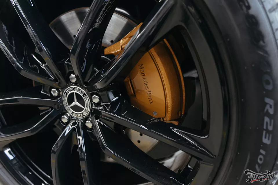 Окрас деталей Mercedes GLS после некачественных работ, оклейка полиуретаном, окрас дисков и суппортов, антихром, комплекс детейлинг-услуг